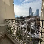 Modern, Cute And Comfy Apartment - Free Private Parking